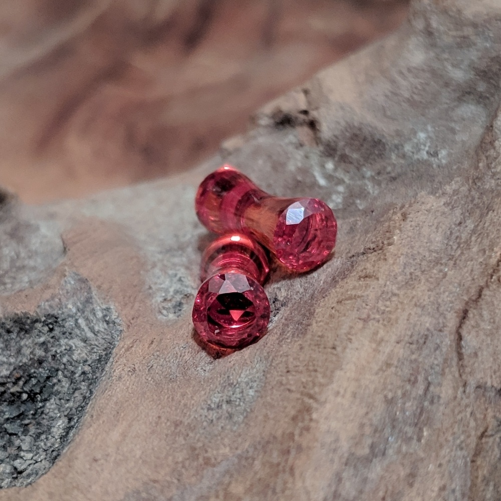 Red Faceted Glass Ear Plugs 4g